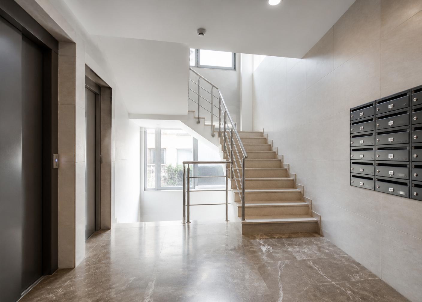 Portal y escaleras de una comunidad de vecinos en Cáceres limpias y cuidadas